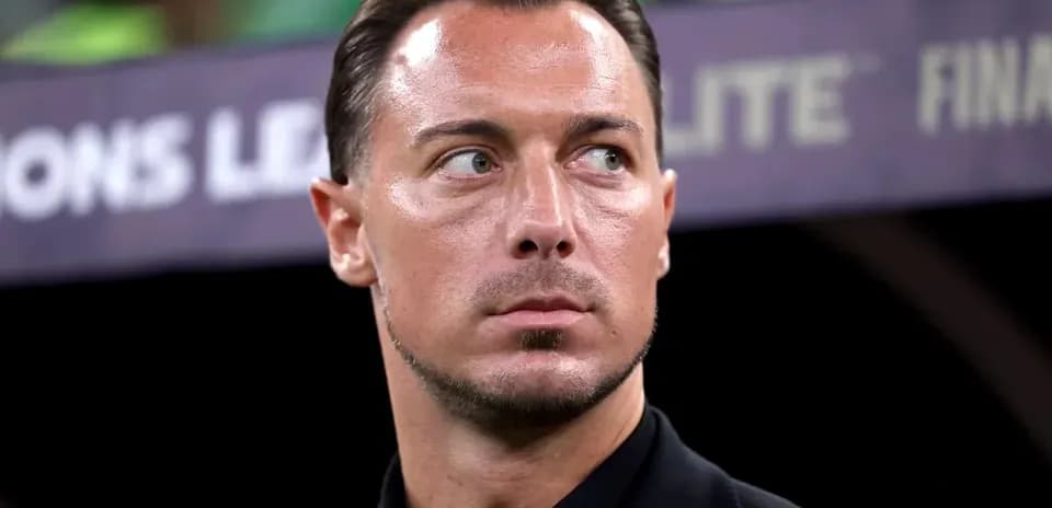 Entrenador observando el partido en la banda