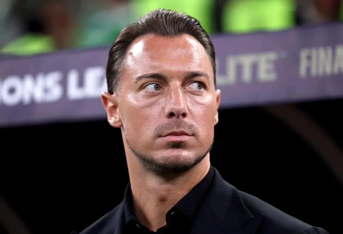 Entrenador observando el partido en la banda