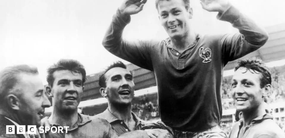 Jugadores franceses celebrando un triunfo en el campo