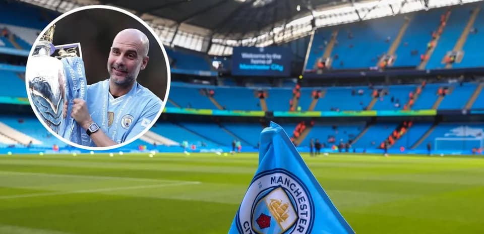 Pep Guardiola sosteniendo trofeo en estadio vacío
