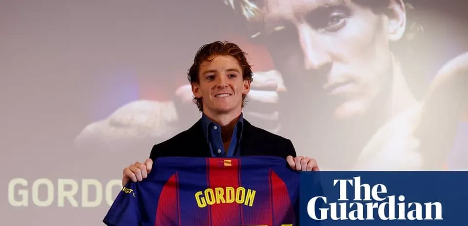 Jugador presenta camiseta de FC Barcelona durante evento