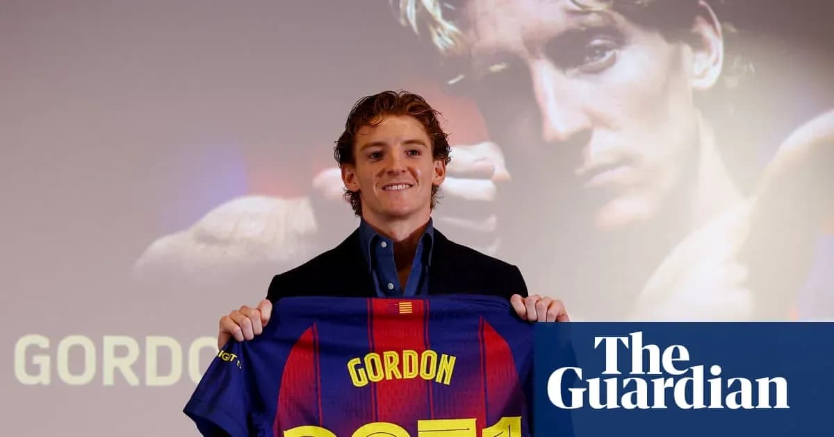 Jugador presenta camiseta de FC Barcelona durante evento