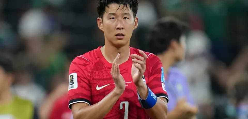 Jugador aplaudiendo después de un partido de fútbol