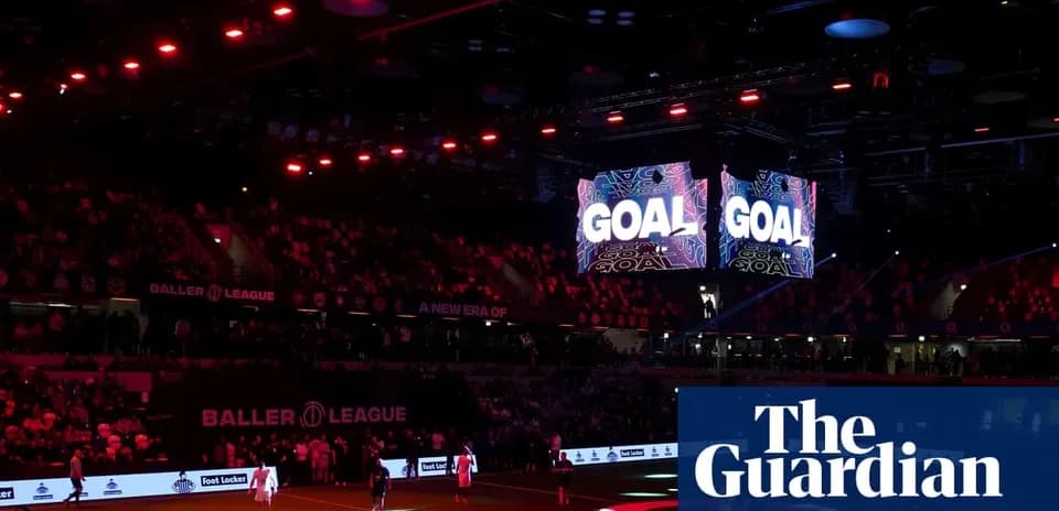 Pantalla de 'GOAL' en estadio lleno de espectadores