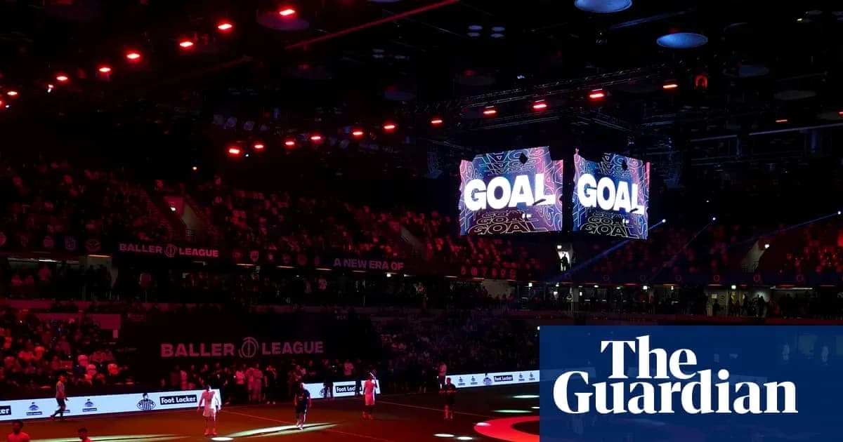 Pantalla de 'GOAL' en estadio lleno de espectadores