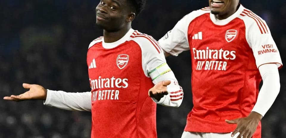 Jugadores de Arsenal celebrando en el campo