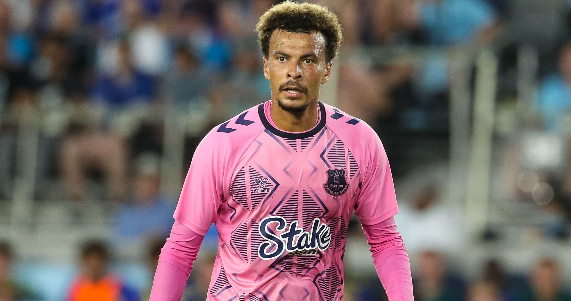 Jugador con camiseta rosa de Everton en el campo
