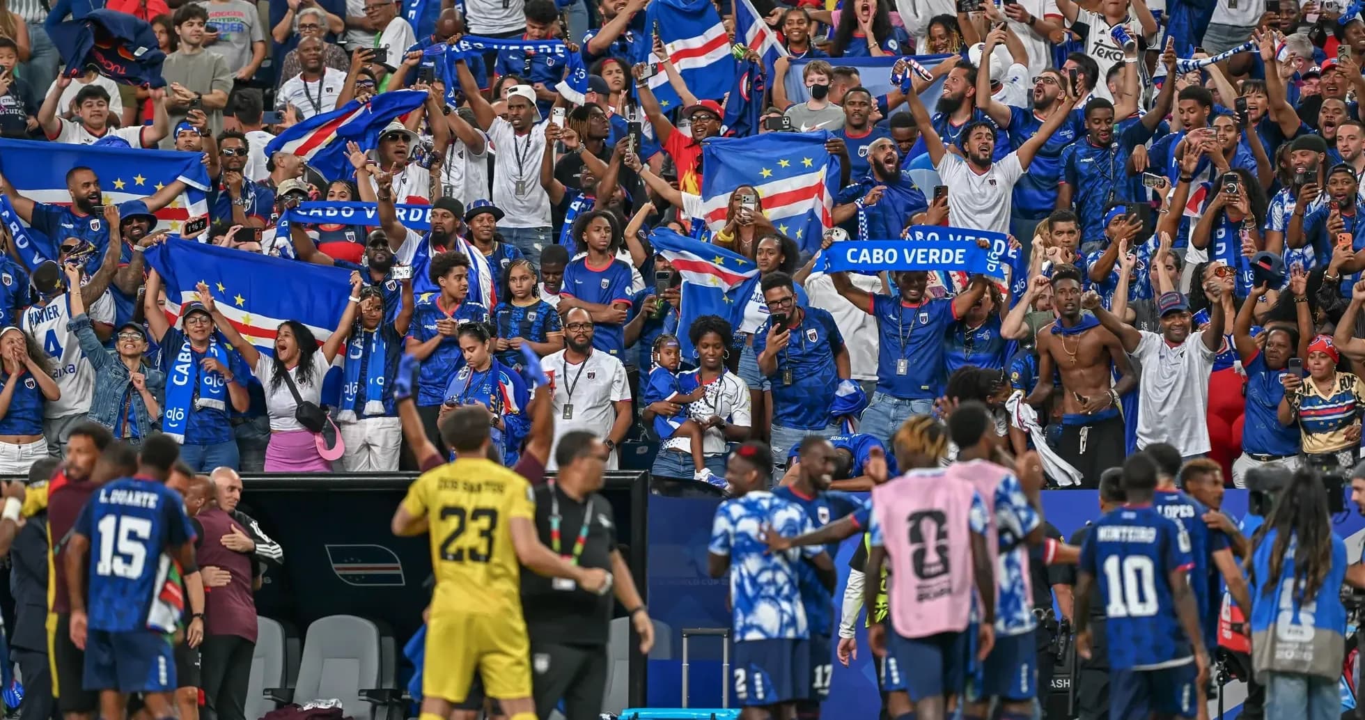 Aficionados de Cabo Verde animando en el partido