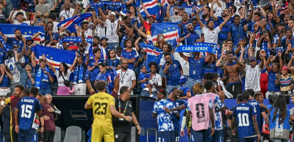 Aficionados de Cabo Verde animando en el partido