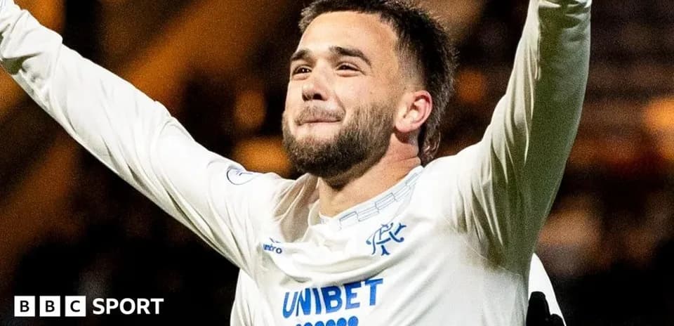 Jugador celebrando tras anotar un gol en el partido