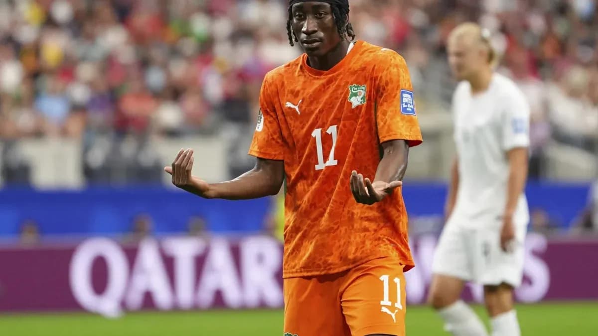 Jugador de Costa de Marfil gesticulando en el campo