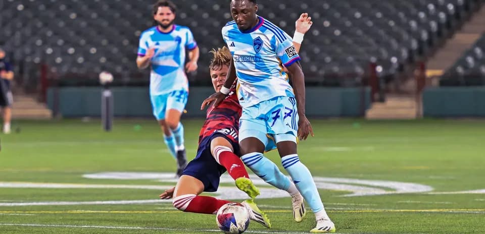Jugador del Colorado Rapids II desafiando a oponente