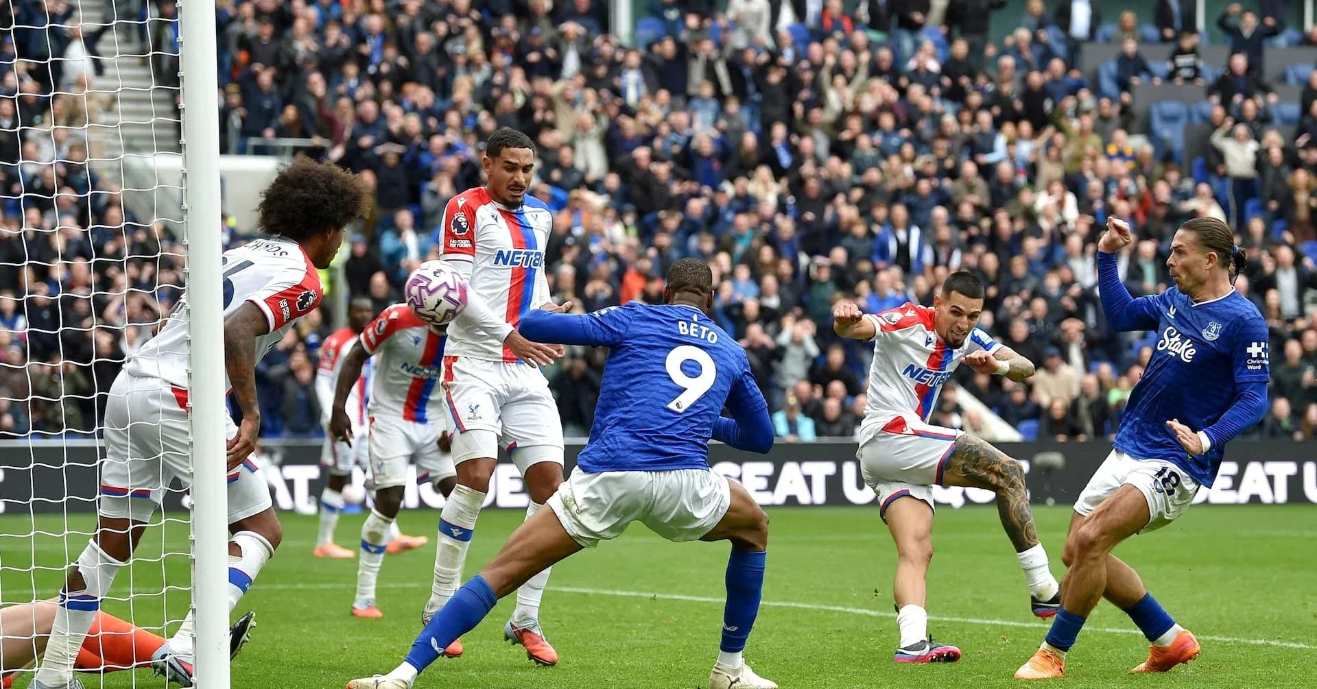 Jugadores de Crystal Palace y Everton en acción