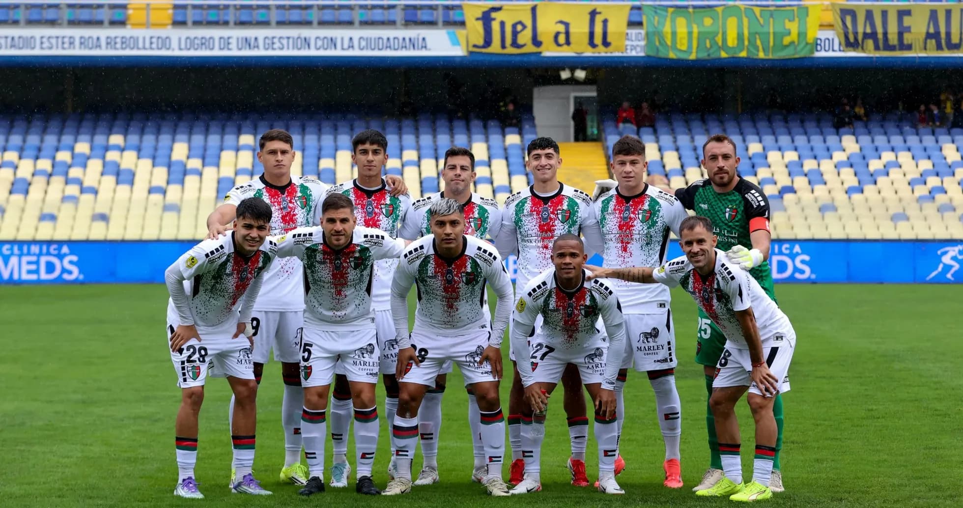 Jugadores de Palestino en formación para el partido