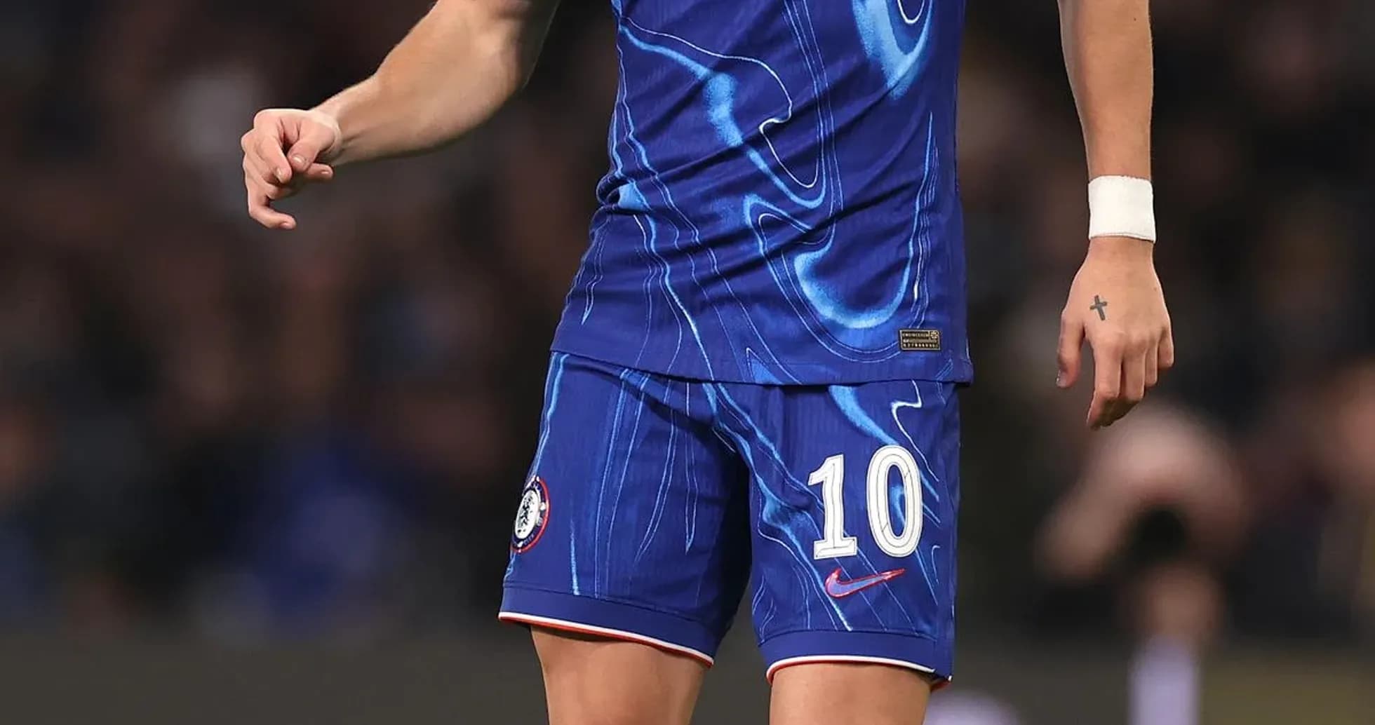 Jugador de Chelsea con balón en el campo