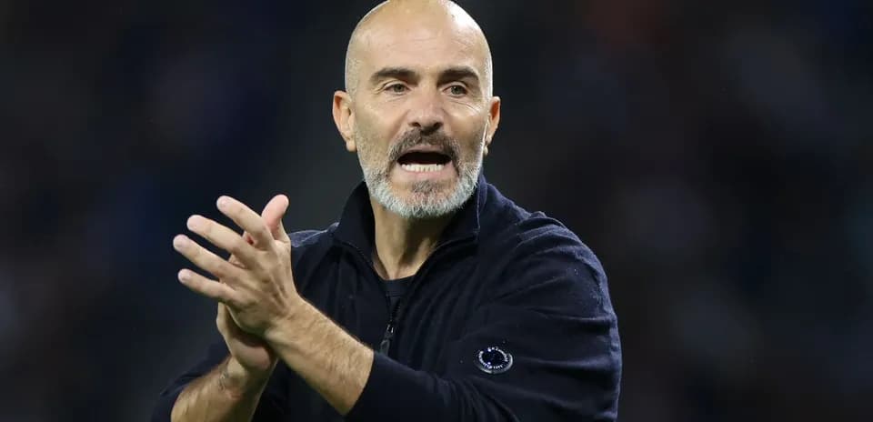 Entrenador aplaudiendo durante un partido