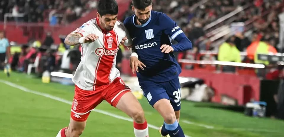 Jugadores de Huracán y Racing en acción
