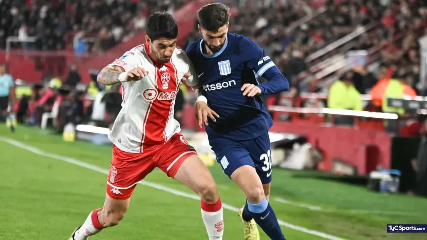 Jugadores de Huracán y Racing en acción
