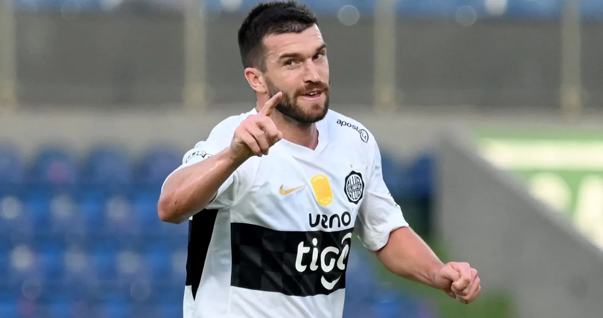 Jugador celebrando un gol en el estadio