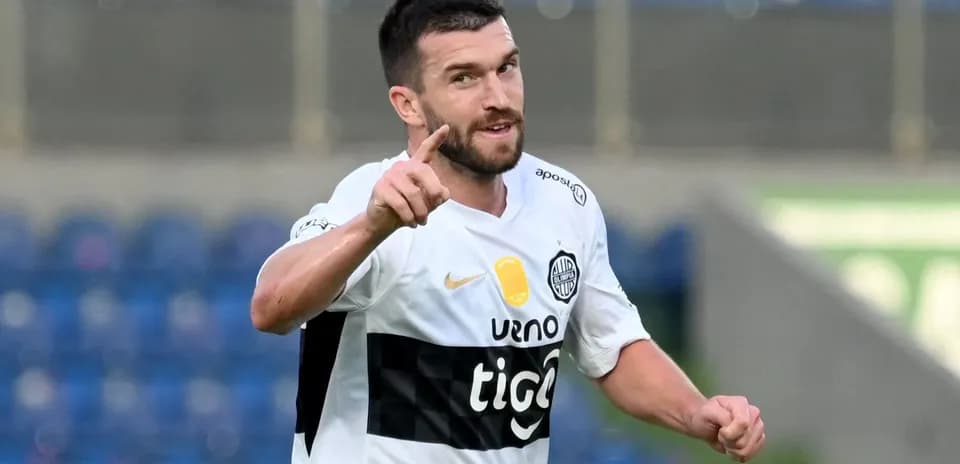Jugador celebrando un gol en el estadio