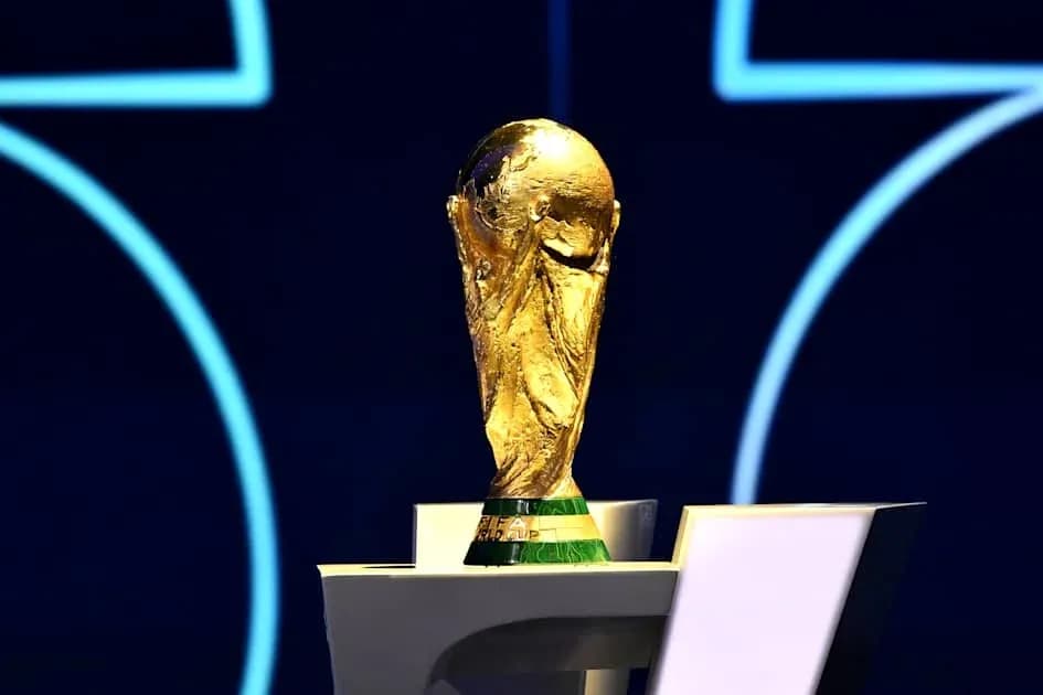 Trofeo de la Copa Mundial de la FIFA en pedestal