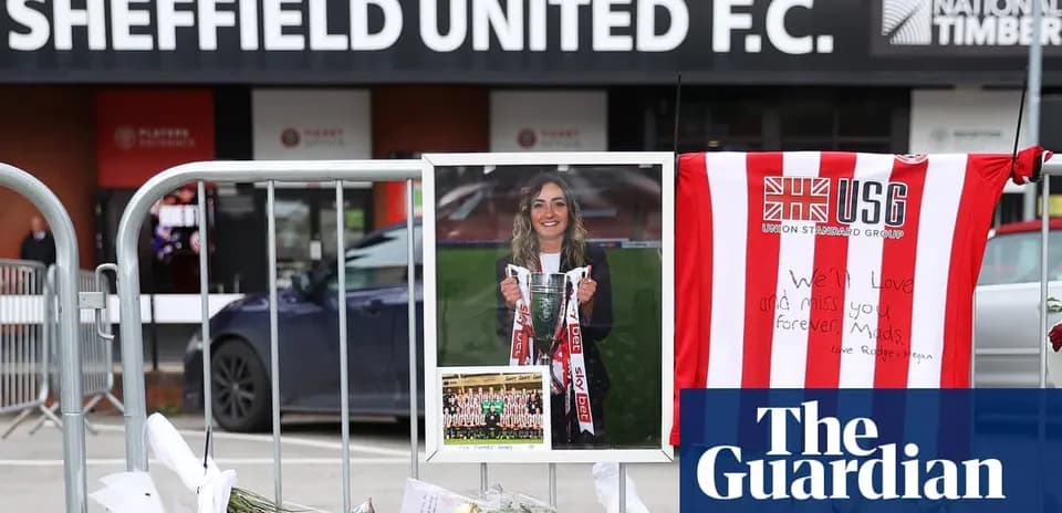 Homenaje en Sheffield United con flores y camiseta