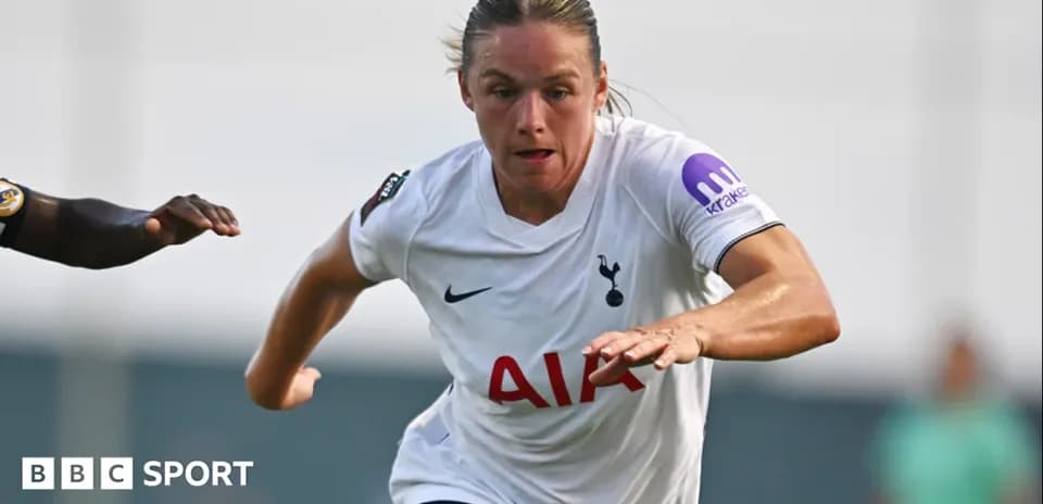 Jugadora de Tottenham corriendo con balón en el campo
