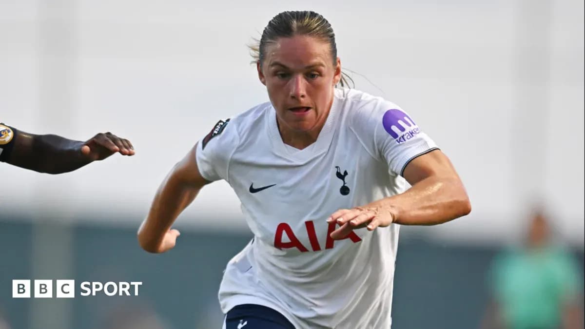 Jugadora de Tottenham corriendo con balón en el campo