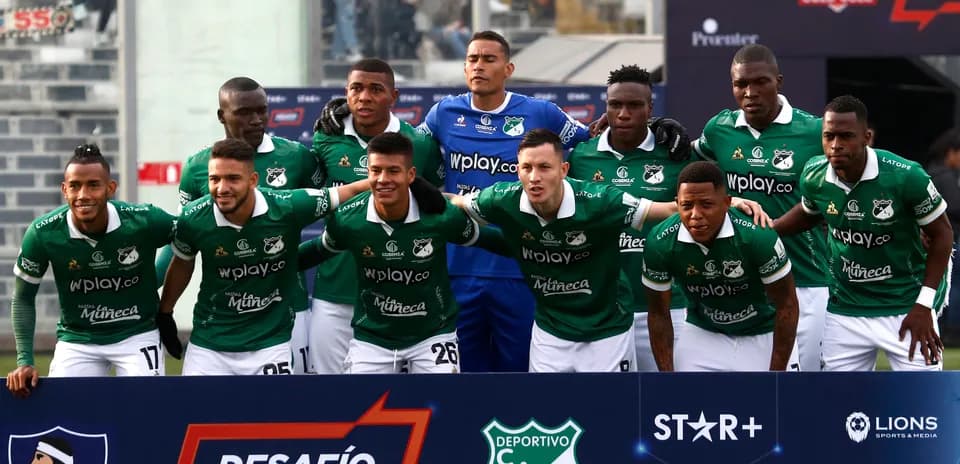 Equipo de Deportivo Cali posando antes del partido