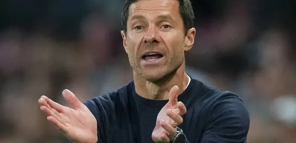 Entrenador dirigiendo a su equipo durante el partido