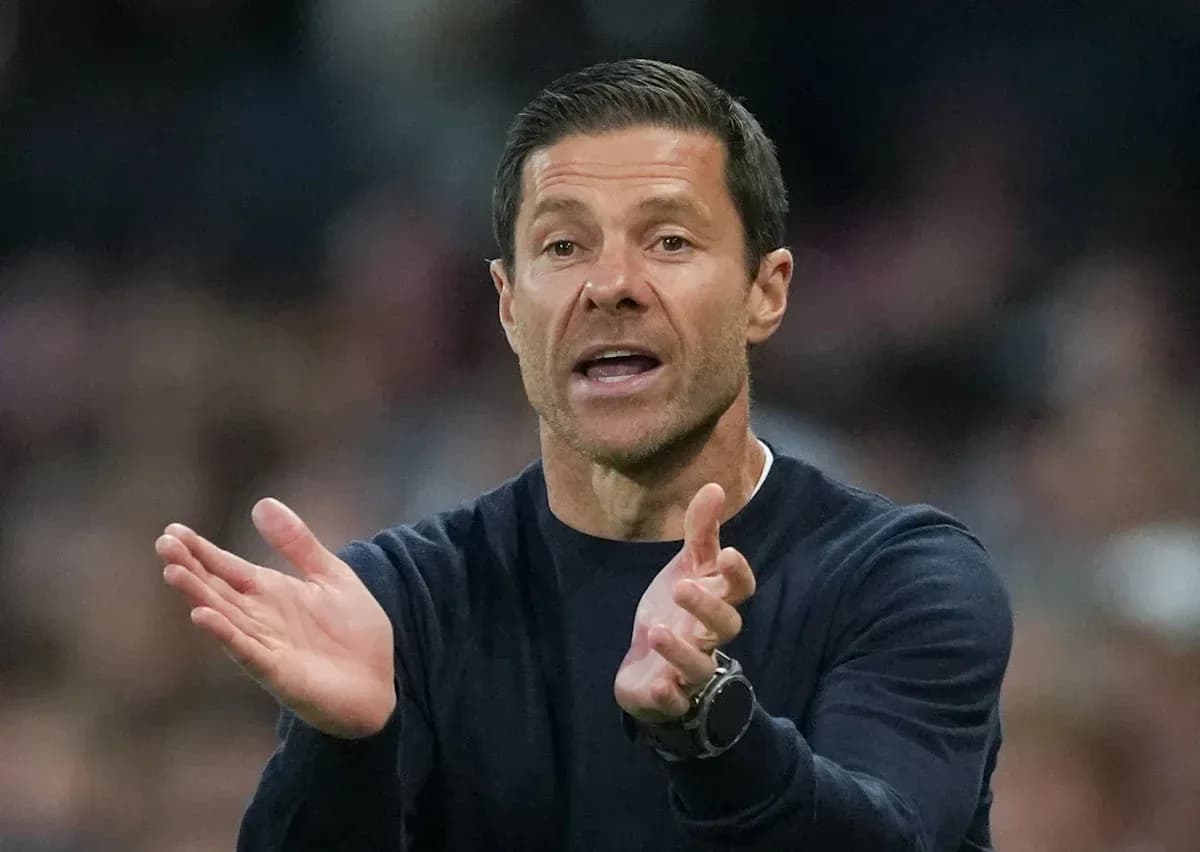 Entrenador dirigiendo a su equipo durante el partido