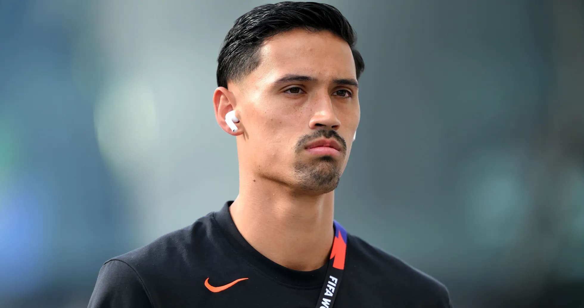Jugador caminando con auriculares antes del partido