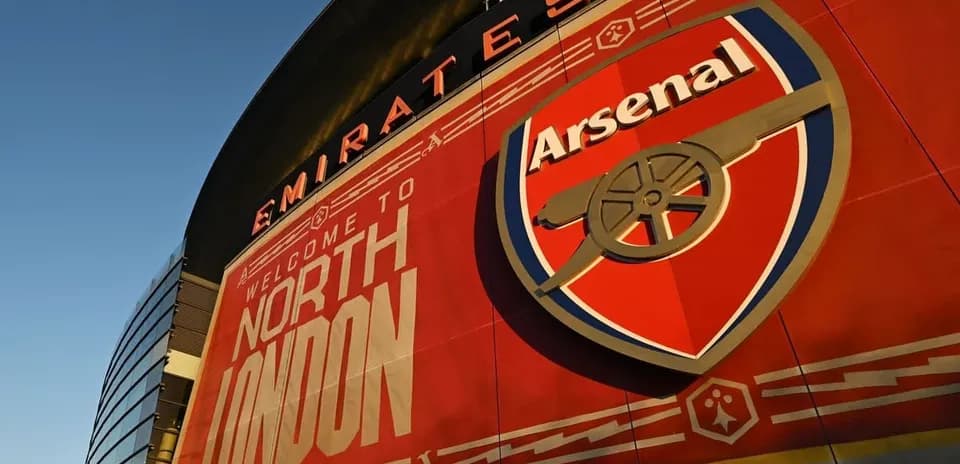 Fachada del estadio Emirates con logo de Arsenal
