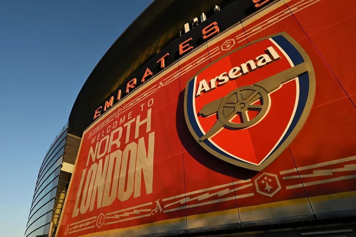 Fachada del estadio Emirates con logo de Arsenal