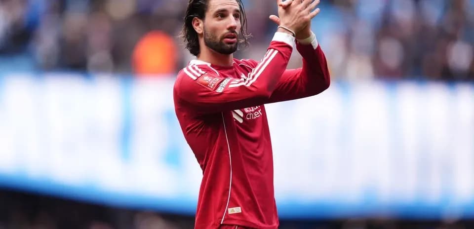 Jugador aplaudiendo en el campo durante el partido