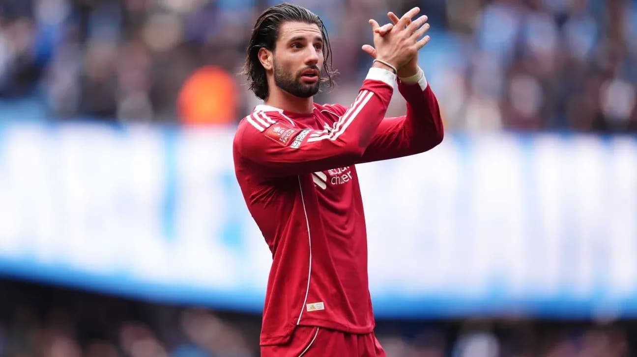 Jugador aplaudiendo en el campo durante el partido