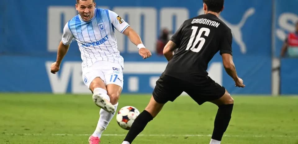 Jugador de Ararat-Armenia en acción durante el partido