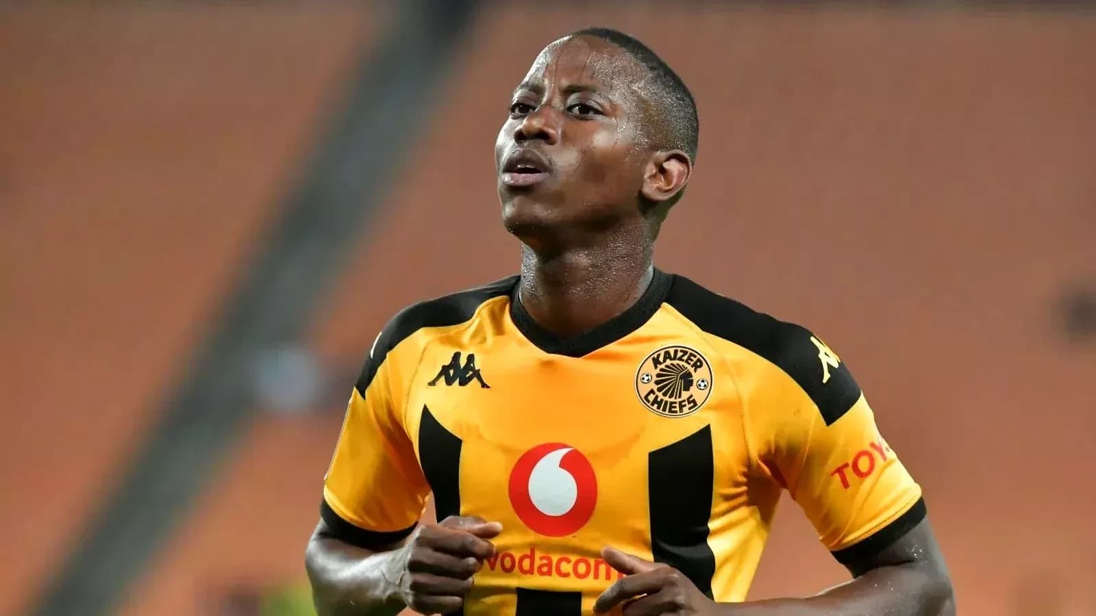 Jugador de Kaizer Chiefs en acción durante el partido