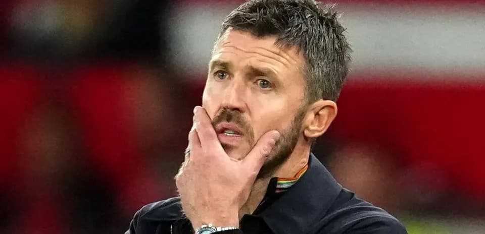 Entrenador pensativo durante un partido de fútbol