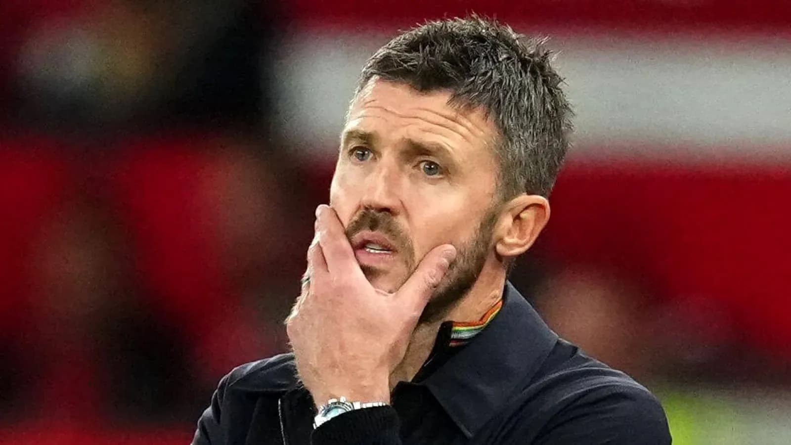 Entrenador pensativo durante un partido de fútbol