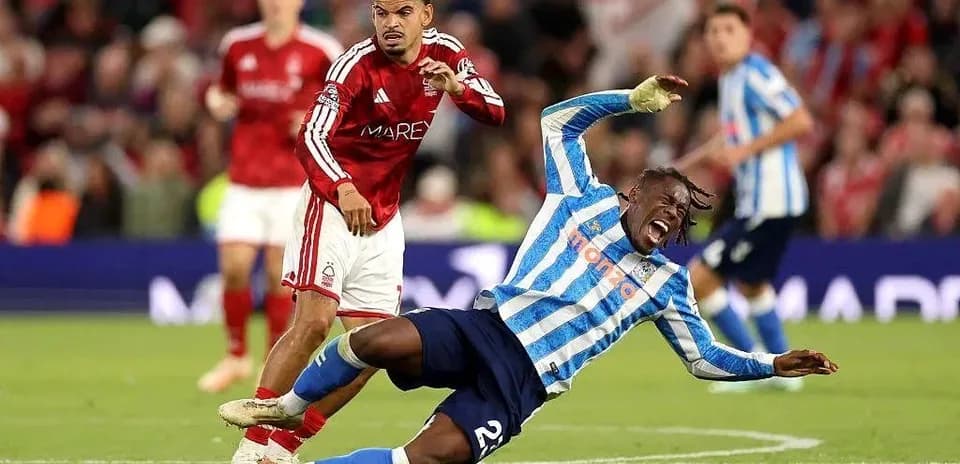 Jugador de Nottingham Forest derribando a rival en el suelo