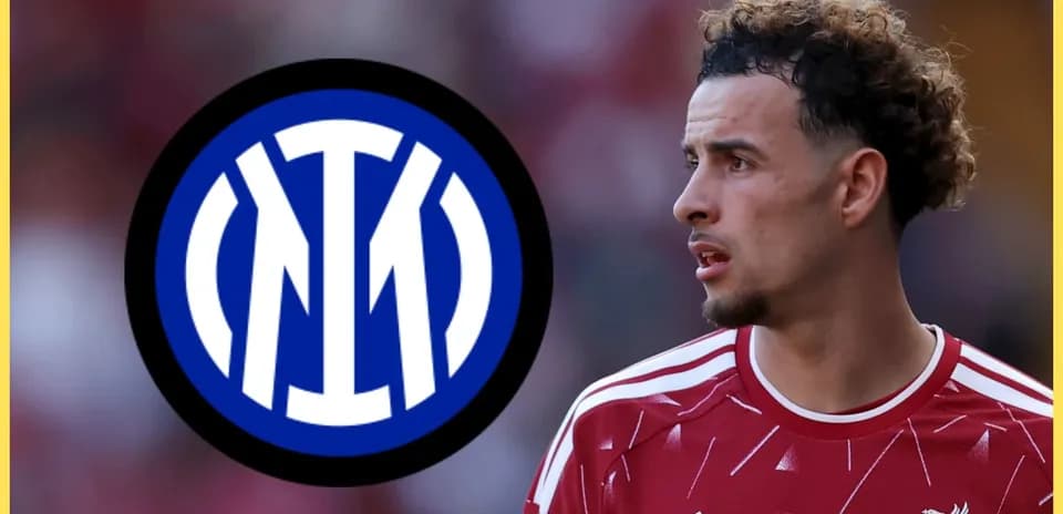 Jugador de Liverpool con camiseta roja y logo de Inter