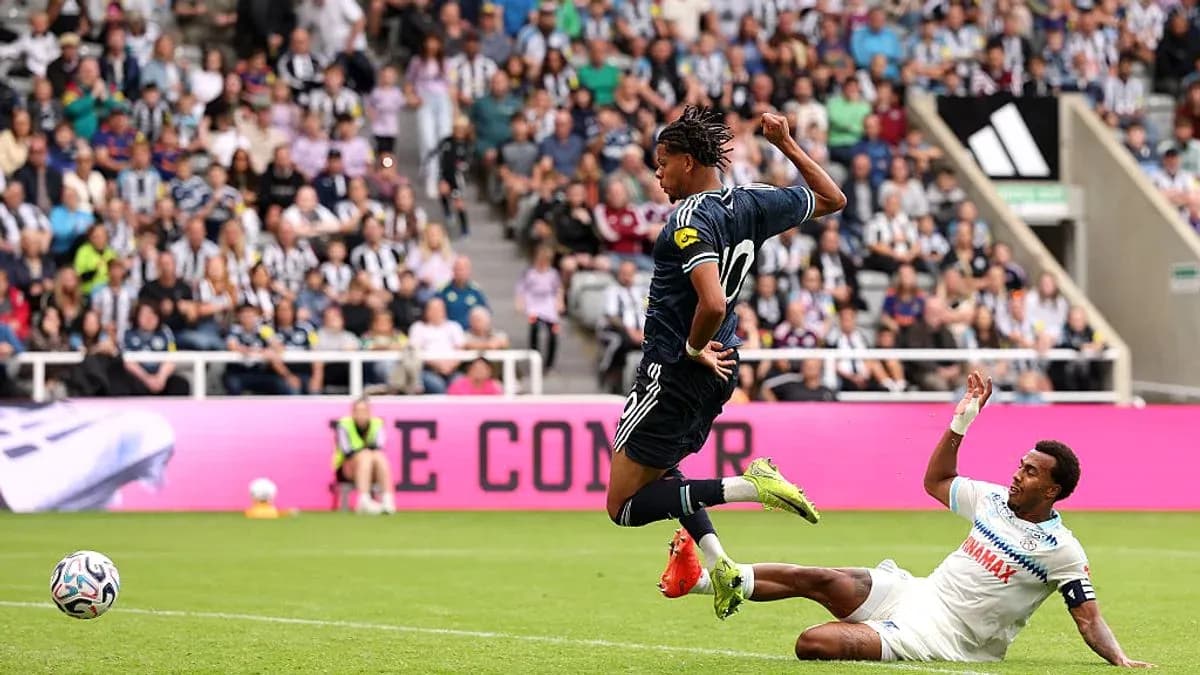 Jugador esquivando a oponente en partido de fútbol