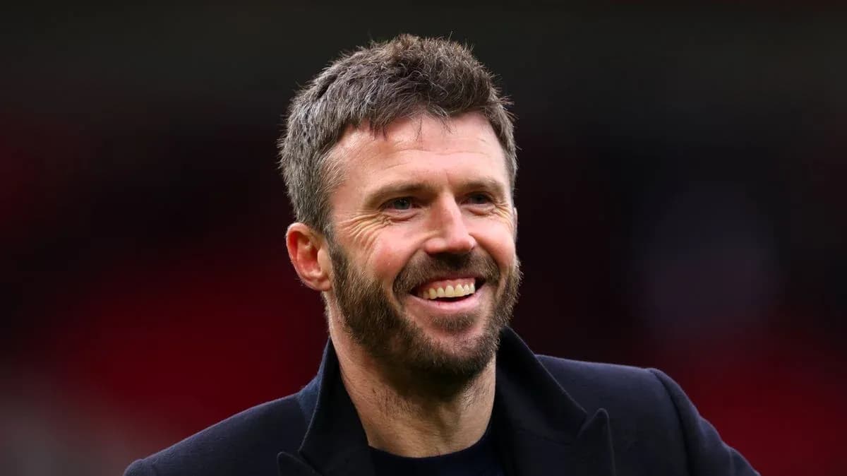 Entrenador sonriendo en el campo de juego