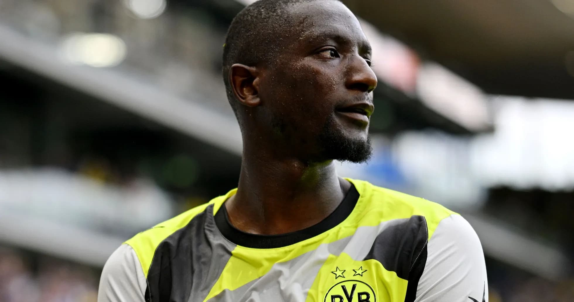 Jugador de fútbol con camiseta de Borussia Dortmund