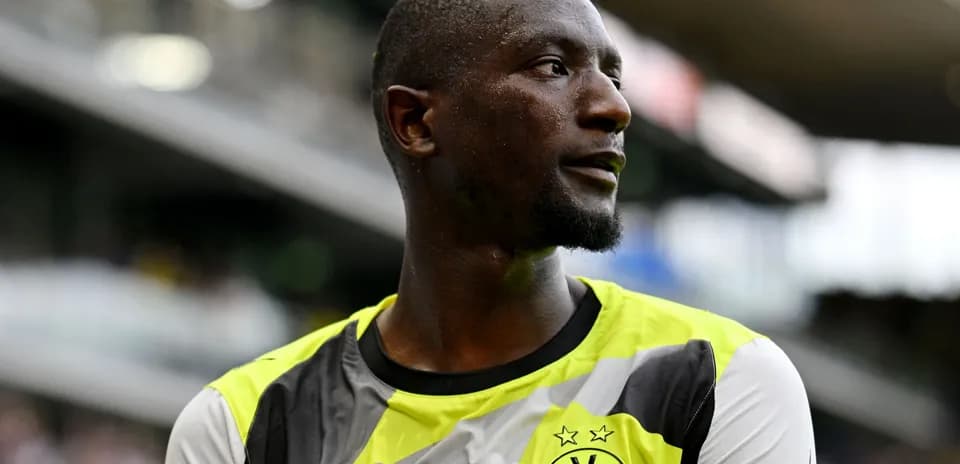 Jugador de fútbol con camiseta de Borussia Dortmund