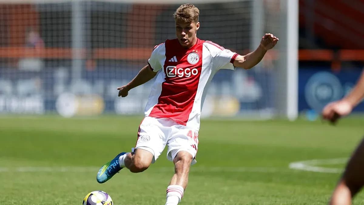 Jugador de Ajax lanzando el balón en el campo