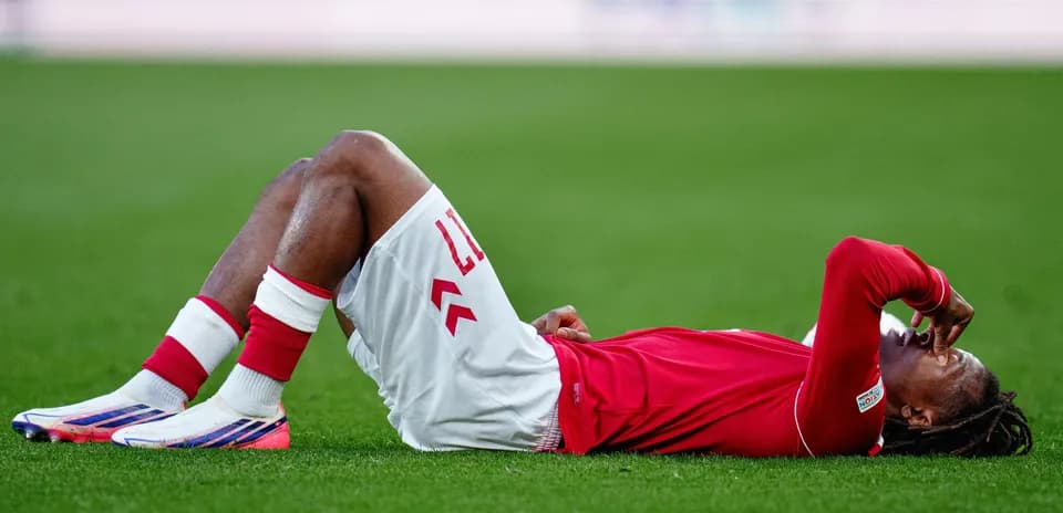 Jugador tumbado en el césped tras una jugada