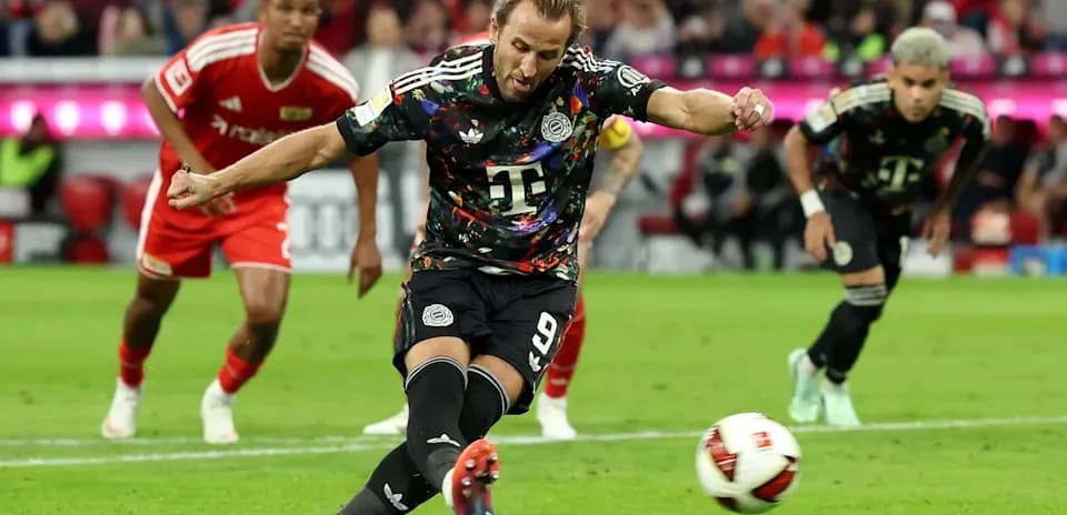 Jugador pateando penalti durante un partido de fútbol