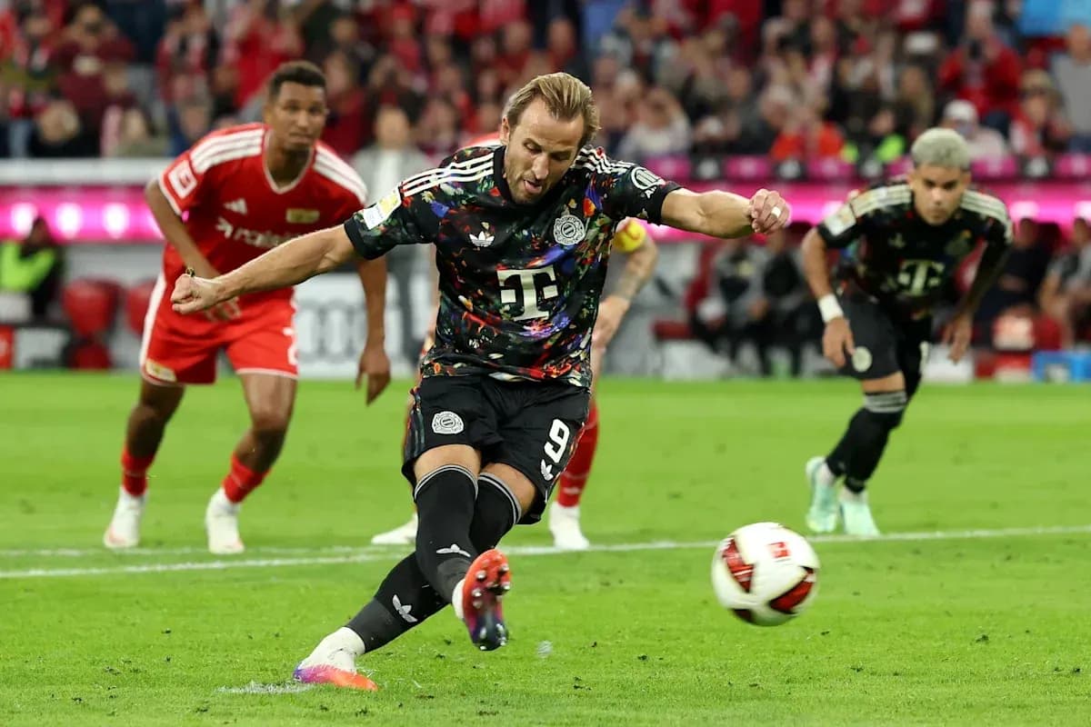 Jugador pateando penalti durante un partido de fútbol